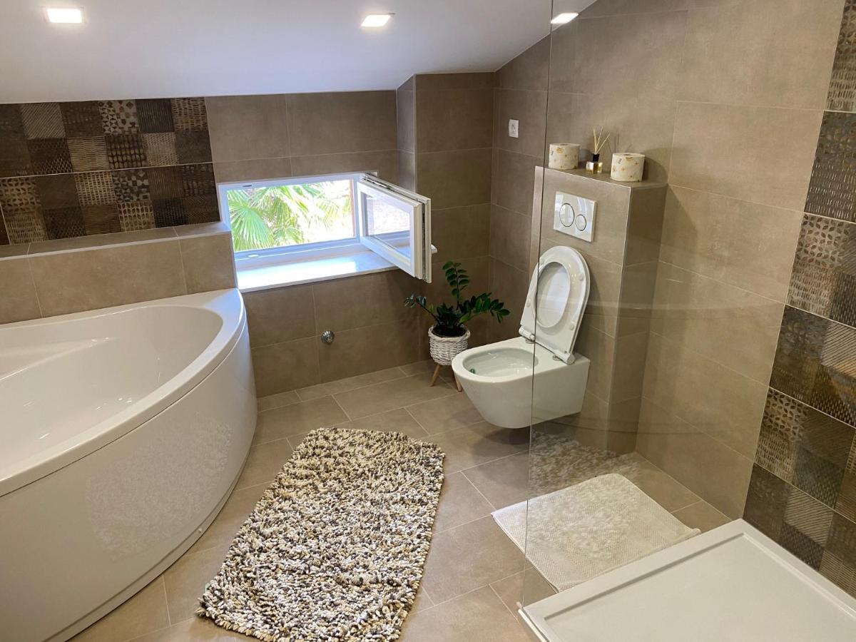 Andrea, Premium Three Bedroom Apartment, Entire Floor 卡斯塔 外观 照片
