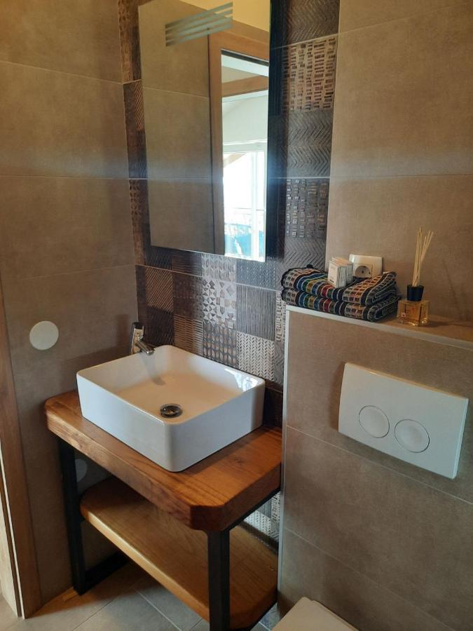 Andrea, Premium Three Bedroom Apartment, Entire Floor 卡斯塔 外观 照片